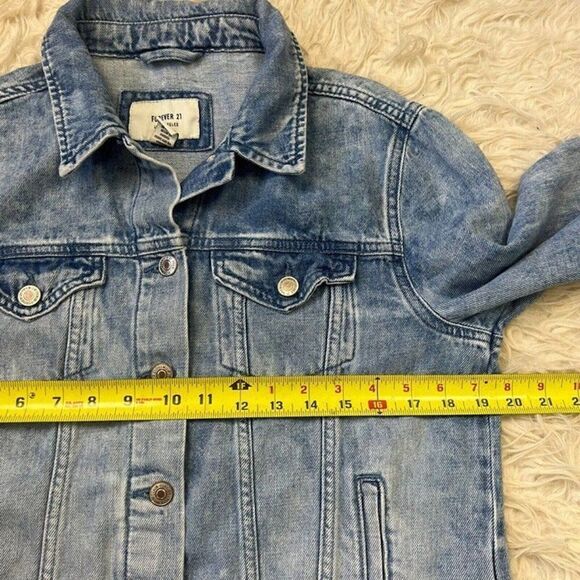Forever 21 Women’s Faded Distressed Button Up Cotton Denim Jacket Size Medium - Picture 11 of 11